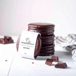 Firefly_alfajores de chocolate con uno con un envoltorio en blanco, mockups vacio sin nada es 430303